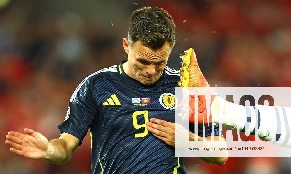 Bilder des Jahres 2024, Sport 06 Juni Lawrence Shankland of Scotland nearly takes a boot to the face from Manuel Akanji of Switzerland Scotland v Switzerland, UEFA European Championship, EM, Europameisterschaft 2024, Group A, Football, Cologne Stadium, Cologne, Germany, 19 Jun 2024