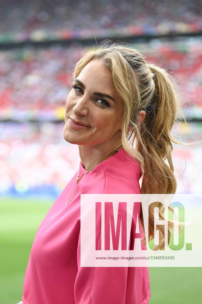 Picture shows sports presenter Anna Kraft in a pink outfit, 20 06 2024, Munich, Soccer, European Championship, Slovenia Serbia, EVENT REGULATIONS PROHIBIT ANY USE OF PHOTOGRAPHS AS IMAGE SEQUENCES AND OR QUASI VIDEO