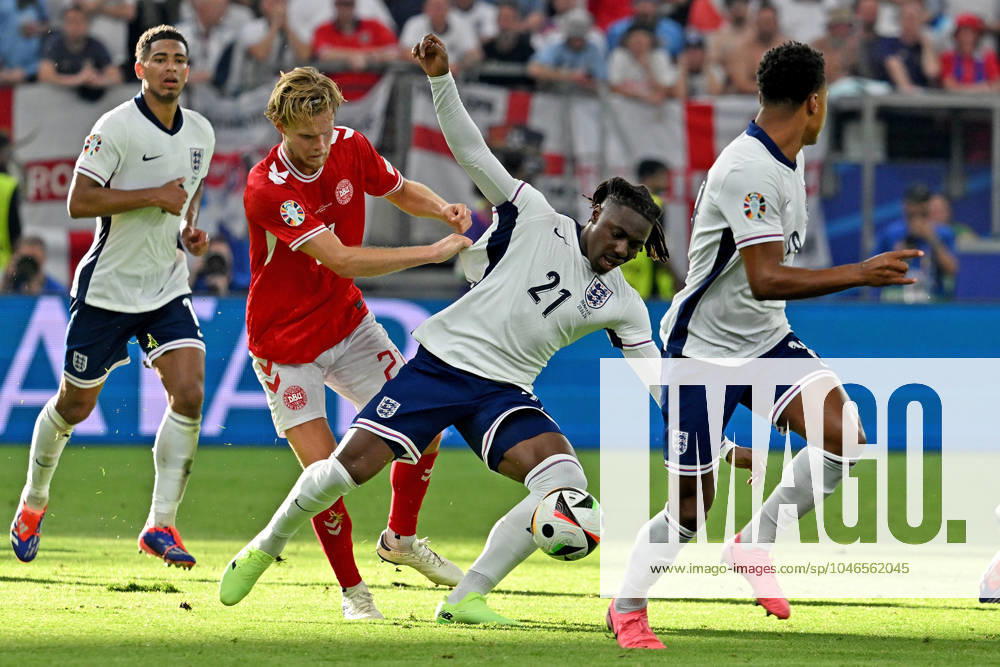 Football EM 2024, Denmark England, v l Morten Blom Due Hjulmand Denmark Denmark Daenemark Eberechi Eze England Zweikampf, Aktion, action, battle for the ball Frankfurt am Main