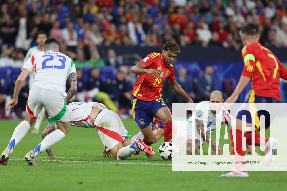 UEFA EURO, EM, Europameisterschaft,Fussball 2024: Spain vs Italy at Veltins Arena stadium in Gelsenkirchen. Gelsenkirchen, Germany 20.06.2024: Riccardo Calafiori of Italy, Lamine Yamal of Spain , Federico Dimarco of Italy during the UEFA EURO 2024 group stage B football match between Spain vs Italy at Veltins Arena stadium in Gelsenkirchen. Gelsenkirchen Veltins Arena Germany Germany