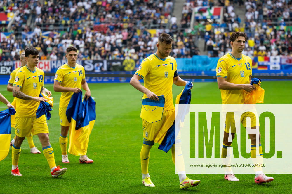 Slovakia v Ukraine: Group E - UEFA EURO, EM, Europameisterschaft,Fussball 2024 Mykola Shaparenko, Georgiy Sudakov, Andriy Yarmolenko, and Ilya Zabarnyi of Ukraine are standing prior to the match during the UEFA EURO 2024 group stage match between Slovakia and Ukraine at Düsseldorf Arena on June 21, 2024 in Dusseldorf, Germany. Duesseldorf Germany