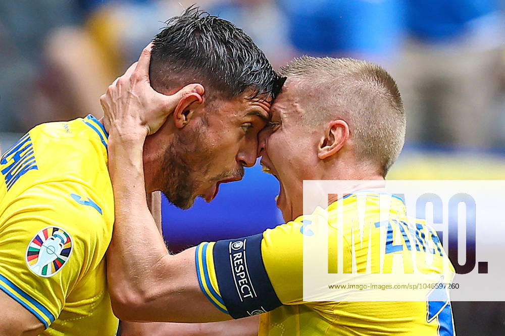 Slowakei - Ukraine 21. Juni 2024, Düsseldorf UEFA EURO Gruppe E Slowakei - Ukraine Roman Yaremchuk (Ukraine) feiert seinen zweiten Treffer mit Oleksandr Zinchenko Foto Charlotte Wilson Abseits Düsseldorf Deutschland