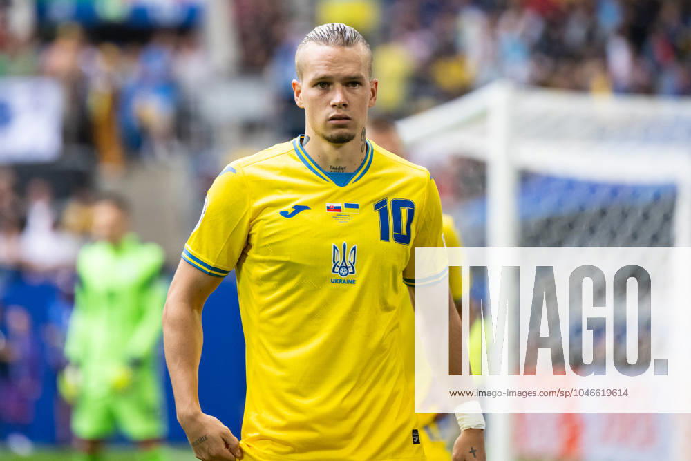 Slovakia v Ukraine: Group E - UEFA EURO, EM, Europameisterschaft,Fussball 2024 Mykhailo Mudryk of Ukraine is looking on during the UEFA EURO 2024 group stage match between Slovakia and Ukraine at DÂ¸sseldorf Arena on June 21, 2024 in Dusseldorf, Germany. Duesseldorf Germany