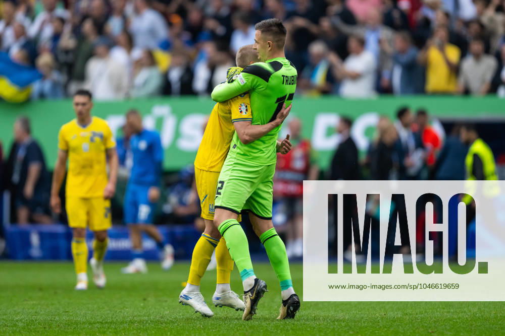 Slovakia v Ukraine: Group E - UEFA EURO, EM, Europameisterschaft,Fussball 2024 Oleksandr Zinchenko and Anatoliy Trubin (L-R) of Ukraine are celebrating victory during the UEFA EURO 2024 group stage match between Slovakia and Ukraine at D¸sseldorf Arena on June 21, 2024 in Dusseldorf, Germany. Duesseldorf Germany