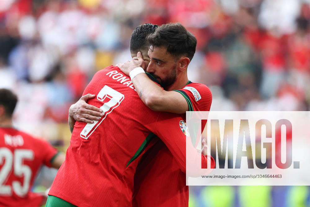 BVB Stadion Dortmund, Dortmund Saturday, June 22, 2024 UEFA EURO 2024 Germany, Group F stage Matchday 2 Türkiye Portugal, Cristiano Ronaldo Portugal , Bruno Fernandes Portugal thanks Portugal Torjubel, Goal celebration, celebrate the goal