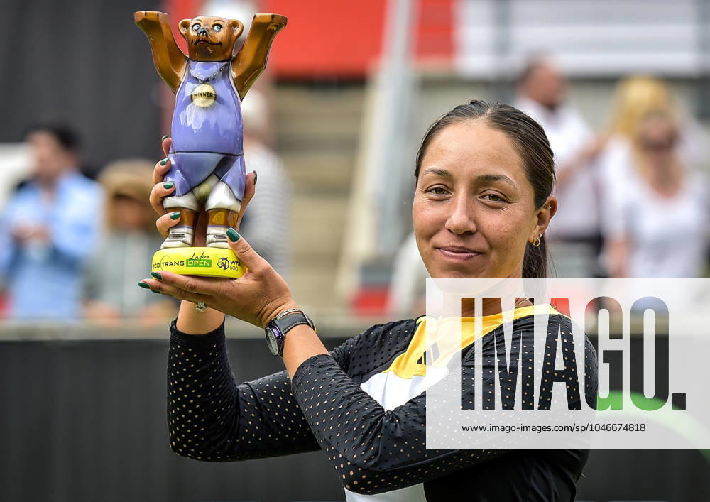 Sport Tennis, WTA Tournament in Berlin 23 06 2024, Sport Tennis,WTA Tournament in Berlin Final, v l Jessica Pegula USA Tournament winner with the trophy in her hand Berlin Steffi Graf Stadium Berlin Germany DE