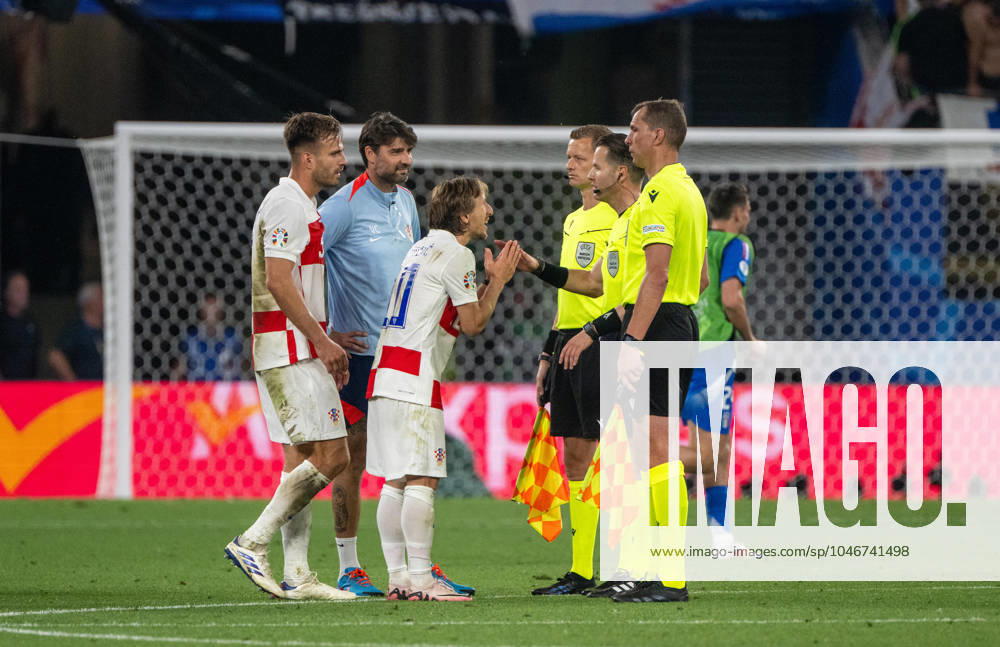 Football, Men, Season 2023 24, UEFA Euro 2024, Group B 3 Matchday in Leipzig, Croatia Italy, f l Josko Gvardiol Croatia , Co Coach Vedran Corluka Croatia and Luka Modric Croatia after the final whistle with referee Danny Makkelie NED , 24 06 2024,