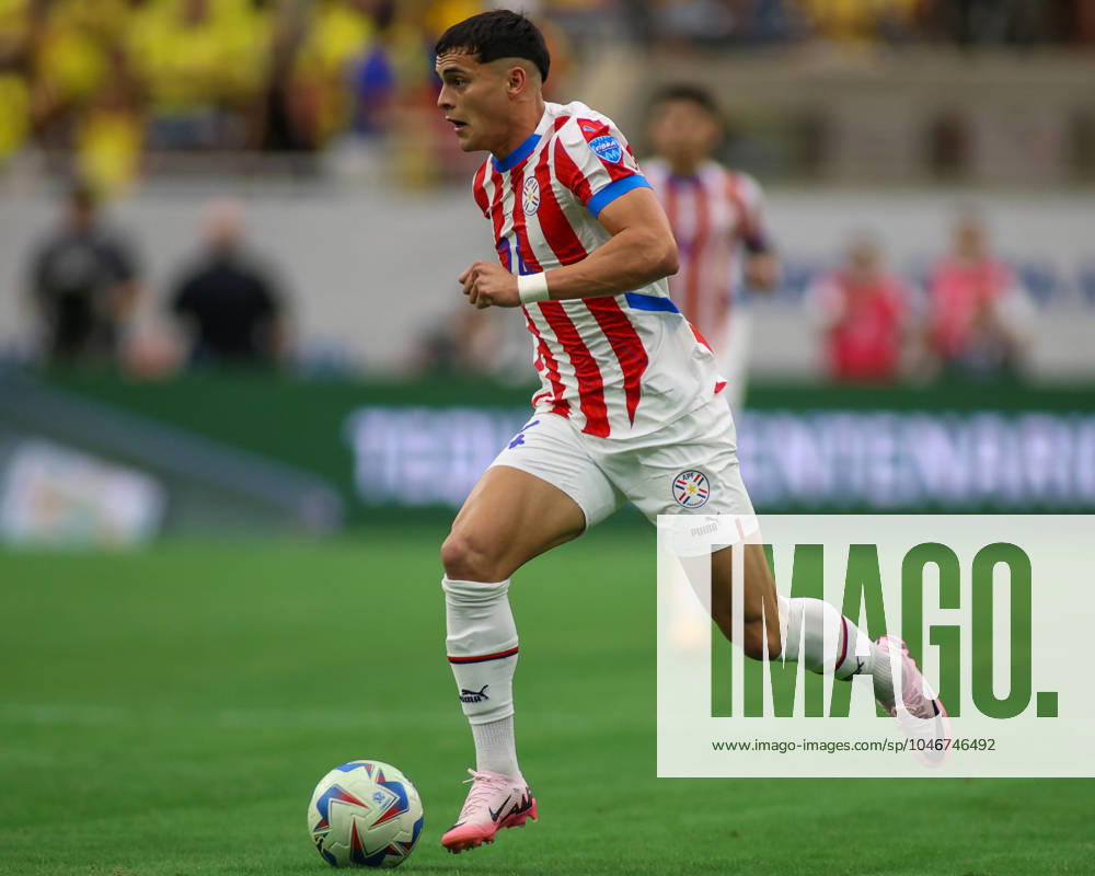 COLOMBIA - PARAGUAY, COPA AMERICA 2024 HOUSTON, TX, USA - JUNE 24TH 2024: Copa America first game of Group D between Colombia and Paraguay at the NRG Stadium. 24 Midfielder Paraguay, Ramon Sosa running forward with the ball Mandatory Credit: Toby Tande Avant Sports Houston NRG Stadium TX USA