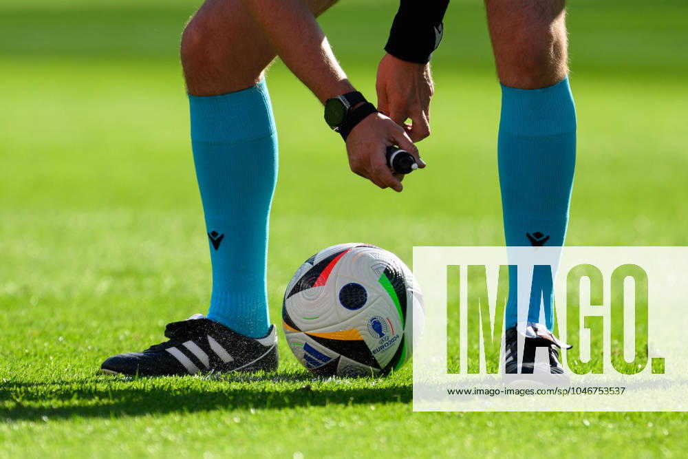 KAI SCHWOERER The referee applies vanishing spray before a free kick during the UEFA EURO, EM, Europameisterschaft,Fussball 2024 Group B match between Spain and Croatia at Olympiastadion on June 15, 2024 in Berlin, Germany. 150624-CPL-ESPvCRO-134