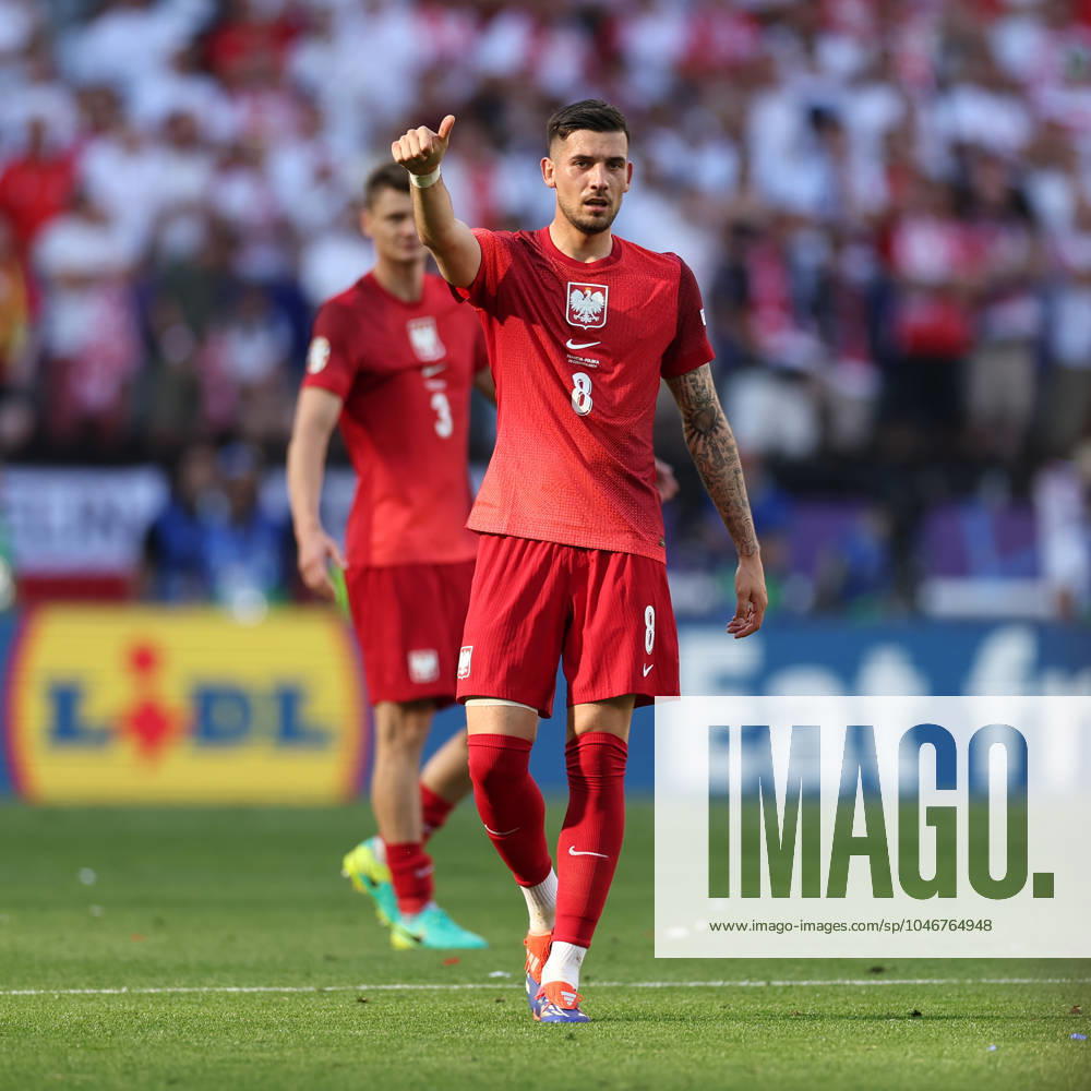 European Football Championship, UEFA EURO 2024, France Poland, Group D, BVB Stadion Dortmund, v l , Jakub Moder Poland gives instructions, gesticulates, gesticulate with arms gives instructions, gesticulate