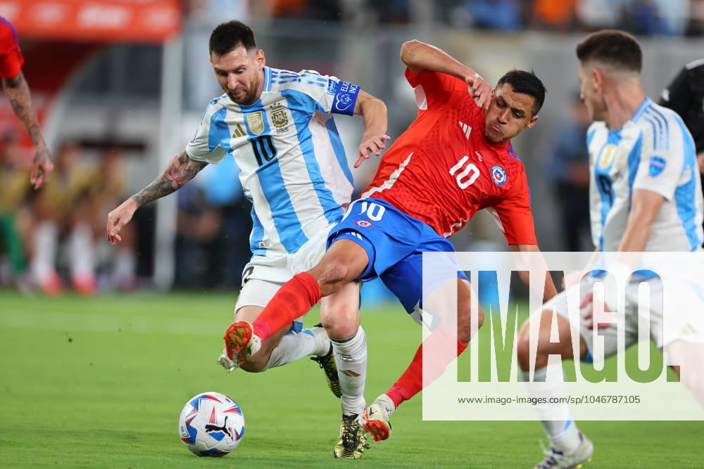 KW26 EAST RUTHERFORD, NJ - JUNE 25: Lionel Messi 10 of Argentina battles Alexis Sanchez 10 of Chile during the first half of the CONMEBOL Copa America Group stage game on June 25, 2024 at MetLife Stadium in East Rutherford, New Jersey. (Photo by Rich Graessle Icon Sportswire) SOCCER: JUN 25 CONMEBOL Copa America - Chile vs Argentina Icon240625545