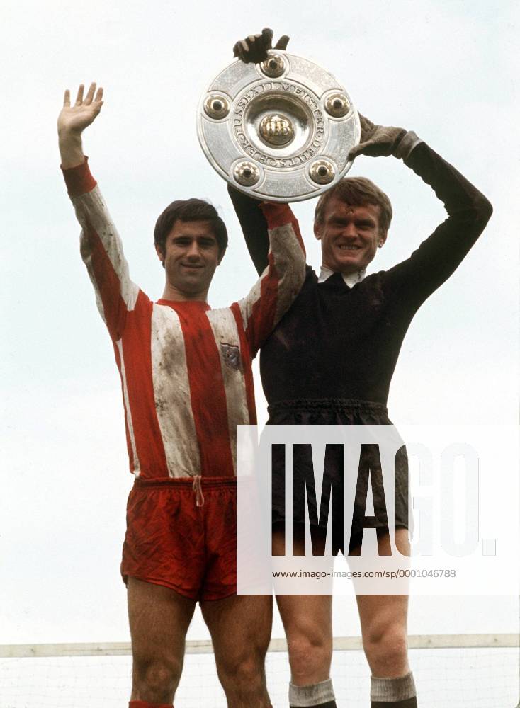 Fußball, FC Bayern München, Deutscher Meister 1969 Gerd Müller (li.) und Torwart Sepp Maier (beide Bayern) präsentieren die Meisterschale Fußball 1. BL Herren Saison 1968 1969, FC Bayern München Gruppe München Freude,