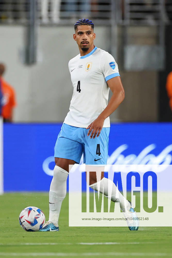 EAST RUTHERFORD, NJ - JUNE 27: Ronald Araujo 4 of Uruguay controls the ball during the first half of the CONMEBOL Copa America Group C game against Bolivia on June 27, 2024 at MetLife Stadium in East Rutherford, New Jersey. (Photo by Rich Graessle Icon Sportswire) SOCCER: JUN 27 CONMEBOL Copa America - Uruguay vs Bolivia Icon240627803