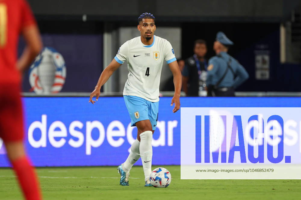 EAST RUTHERFORD, NJ - JUNE 27: Ronald Araujo 4 of Uruguay controls the ball during the first half of the CONMEBOL Copa America Group C game against Bolivia on June 27, 2024 at MetLife Stadium in East Rutherford, New Jersey. (Photo by Rich Graessle Icon Sportswire) SOCCER: JUN 27 CONMEBOL Copa America - Uruguay vs Bolivia Icon240627835