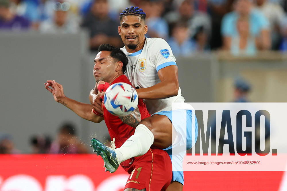 EAST RUTHERFORD, NJ - JUNE 27: Ronald Araujo 4 of Uruguay battles for the ball during the first half of the CONMEBOL Copa America Group C game against Bolivia on June 27, 2024 at MetLife Stadium in East Rutherford, New Jersey. (Photo by Rich Graessle Icon Sportswire) SOCCER: JUN 27 CONMEBOL Copa America - Uruguay vs Bolivia Icon240627838