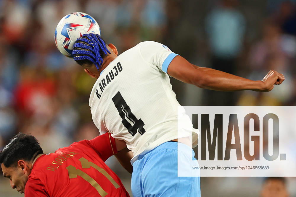 EAST RUTHERFORD, NJ - JUNE 27: Ronald Araujo 4 of Uruguay heads the ball during the second half of the CONMEBOL Copa America Group C game against Bolivia on June 27, 2024 at MetLife Stadium in East Rutherford, New Jersey. (Photo by Rich Graessle Icon Sportswire) SOCCER: JUN 27 CONMEBOL Copa America - Uruguay vs Bolivia Icon240627873