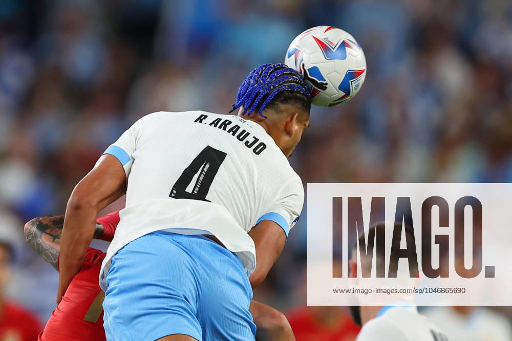 EAST RUTHERFORD, NJ - JUNE 27: Ronald Araujo 4 of Uruguay heads the ball during the second half of the CONMEBOL Copa America Group C game against Bolivia on June 27, 2024 at MetLife Stadium in East Rutherford, New Jersey. (Photo by Rich Graessle Icon Sportswire) SOCCER: JUN 27 CONMEBOL Copa America - Uruguay vs Bolivia Icon240627874