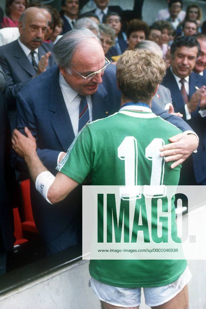 Bundeskanzler Helmut Kohl (CDU) gratuliert Karl Heinz Rummenigge (beide BRD) zur Vizeweltmeisterschaft Fußball WM Herren Weltmeisterschaft 1986, Länderspiel, Finale, Endspiel, Nationalmannschaft, Nationalteam Gruppe Mexiko Stadt, Mexico City Harmonie Freude,