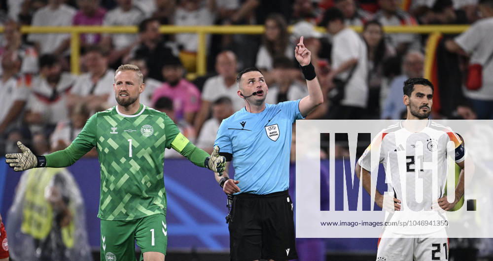 Football Euro 2024 Round of 16 29 06 2024 Germany Denmark Referee Michael Oliver Enland called the two captains Ilkay Guendogan right, Germany and goalkeeper Kasper Schmeichel left, Denmark to him to apparently point out a SEK police operation under the roof of the stadium