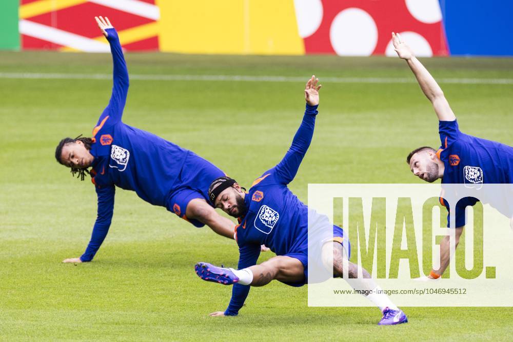 KW26 WOLFSBURG - (l-r) Nathan Ake, Memphis Depay, Stefan De Vrij during a training session of the Dutch national team, Nationalteam at the AOK Stadium on June 30, 2024 in Wolfsburg, Germany. The Dutch national team is preparing for the eighth finals at the European Football Championship in Germany against Romania. ANP KOEN VAN WEEL UEFA EURO, EM, Europameisterschaft,Fussball 2024 Germany 2024 ANPxSportx IVx 502412554 originalFilename: 502412554