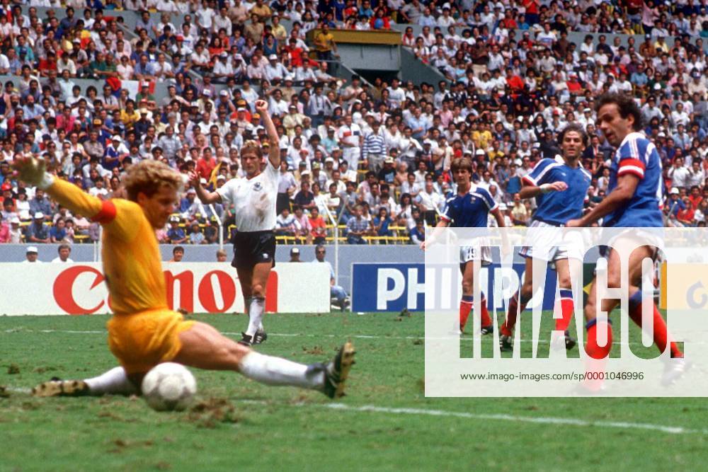 Michel Platini (Frankreich, re.) gegen Torwart Harald Schumacher (BRD) Fußball WM Herren Weltmeisterschaft 1986, Länderspiel, Halbfinale, Nationalmannschaft, Nationalteam Totale Guadalajara, Toni Dynamik,