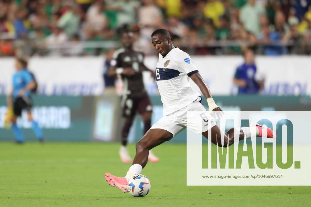 Willian Pacho of Ecuador passes the ball during a match between Mexico and Ecuador as part of group B of CONMEBOL Copa America 2024 at State Farm Stadium on June 30, 2024, in Glendale, AZ, USA. ( PxImages) Glendale USA - ZUMAp175 20240630_zsa_p175_014