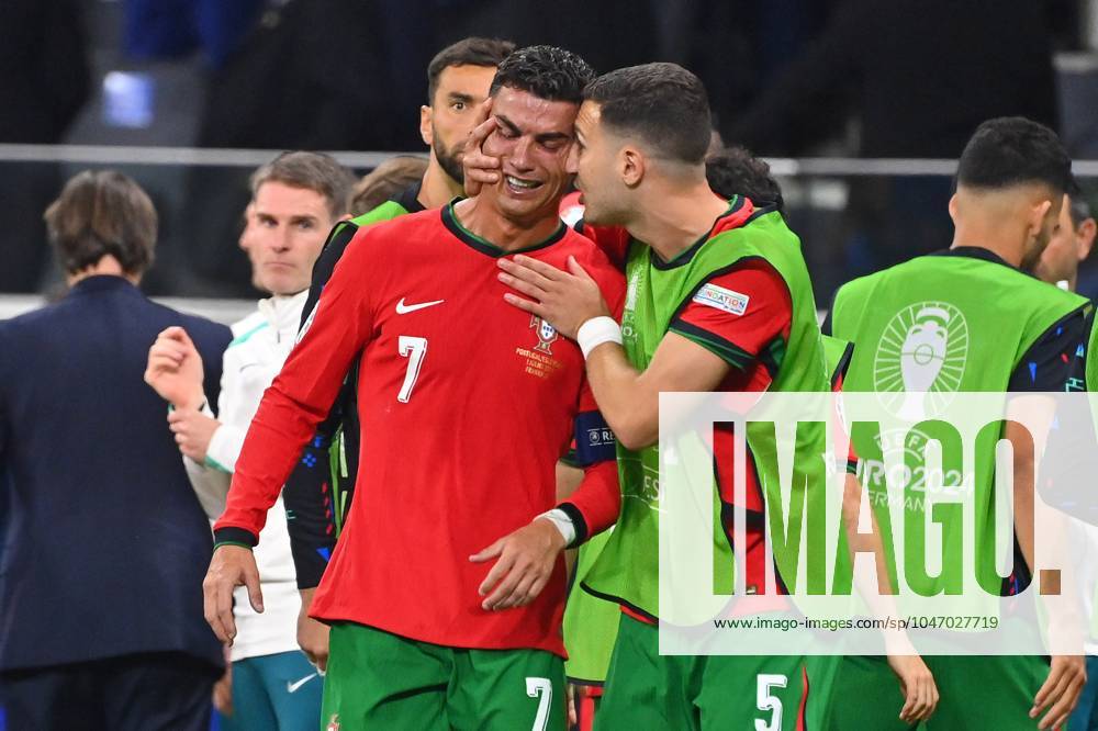 Cristiano RONALDO POR , cries after missing a penalty and before the start of extra time, is consoled by Diogo DALOT POR consolation round of 16 Portugal POR Slovenia SVN 3 0 i E on 01 07 2024, Frankfurt Arena Football UEFA EURO 2024 GERMANY from 14 06 2024 14 07 2024