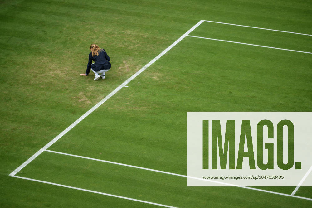 An umpire checks the grass during day 2 of Wimbledon on July 2, 2024 in London Photo Jesper Zerman BILDBYRAN kod JZ JZ0548 tennis wimbledon AELTC day 2 bbeng