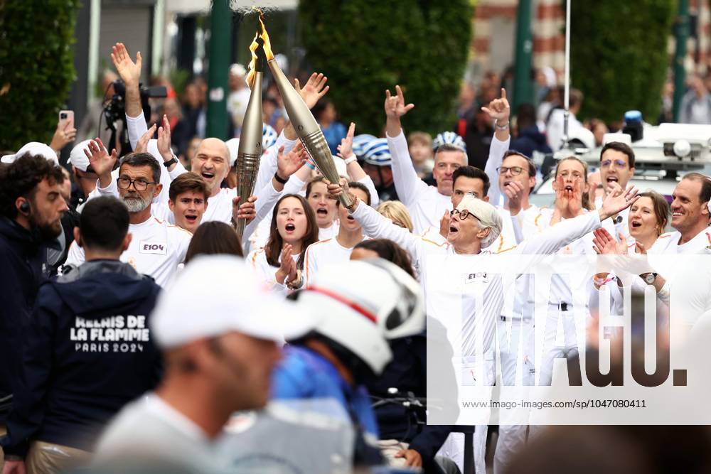 Passage flamme olympique lens PHOTOPQR VOIX DU NORD Ludovic Maillard ; 03 07 2024 ; lens le 03 072024 passage de la flamme olympique lens. LA VOIX DU NORD PHOTO LUDOVIC MAILLARD The Olympic flame continues its tour of France. Here Lens, on July 02 2024 France