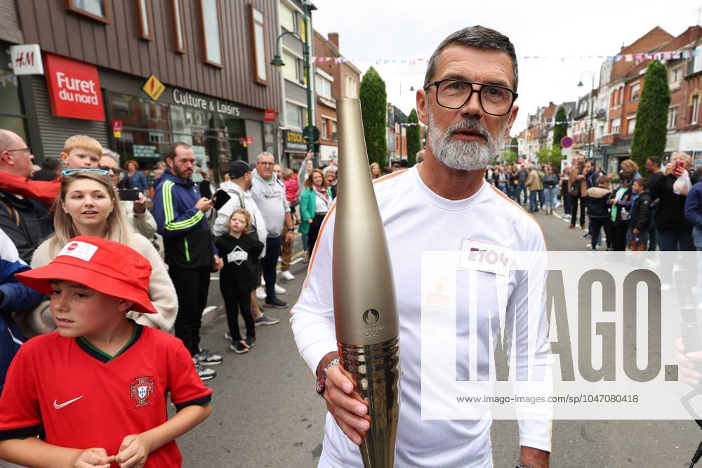 Passage flamme olympique lens PHOTOPQR VOIX DU NORD Ludovic Maillard ; 03 07 2024 ; lens le 03 072024 passage de la flamme olympique lens eric sikora ancien joueur rclens. LA VOIX DU NORD PHOTO LUDOVIC MAILLARD The Olympic flame continues its tour of France. Here Lens, on July 02 2024 France