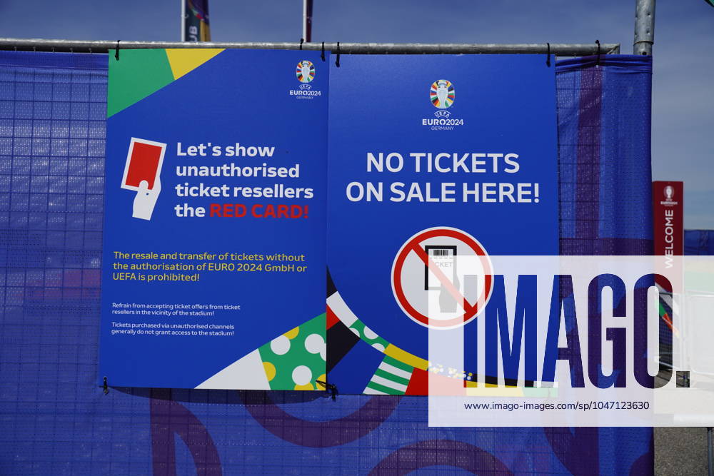 Ein Verbotsschild an der Allianz Arena in München, das den unbefugten Verkauf von Tickets für die UEFA Euro 2024 untersagt. Es weist darauf hin, dass keine Tickets vor Ort verkauft werden und der Verkauf und die Weitergabe von Tickets ohne Genehmigung der UEFA oder Euro 2024 GmbH verboten ist