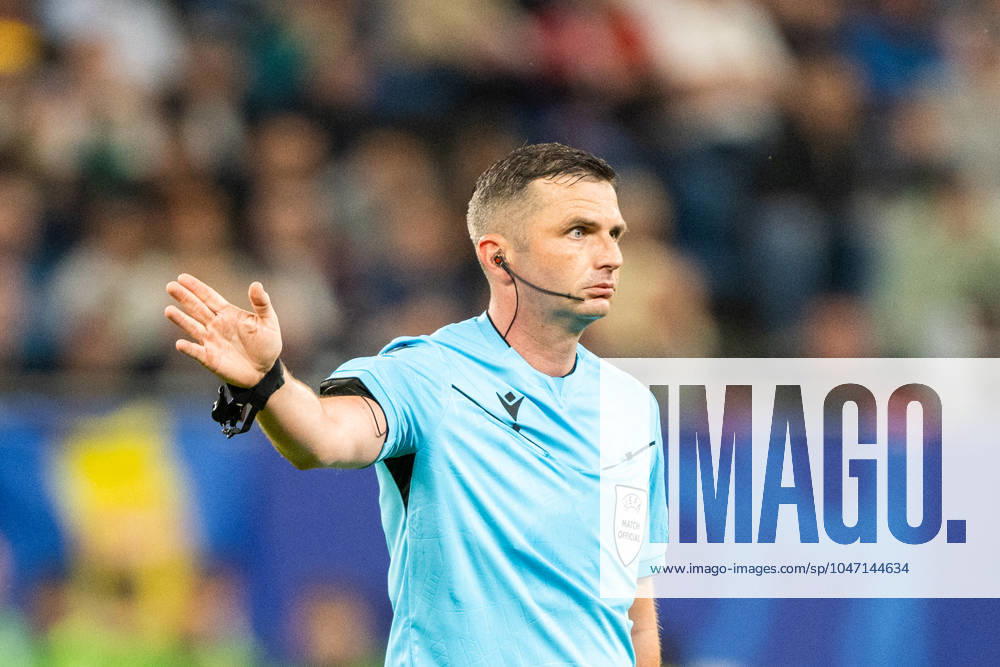 Portugal v France, UEFA EURO, EM, Europameisterschaft,Fussball 2024, Hamburg, Germany Hamburg, Germany. 05th, July 2024. Referee Michael Oliver seen during the UEFA Euro 2024 quarter final match between Portugal and France at Volksparkstadion in Hamburg. Hamburg Germany