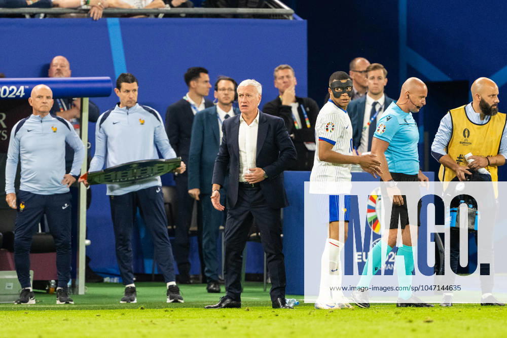 Portugal v France, UEFA EURO, EM, Europameisterschaft,Fussball 2024, Hamburg, Germany Hamburg, Germany. 05th, July 2024. Head coach Didier Deschamps of France seen with Kylian Mbappe (10) of France during the UEFA Euro 2024 quarter final match between Portugal and France at Volksparkstadion in Hamburg. Hamburg Germany