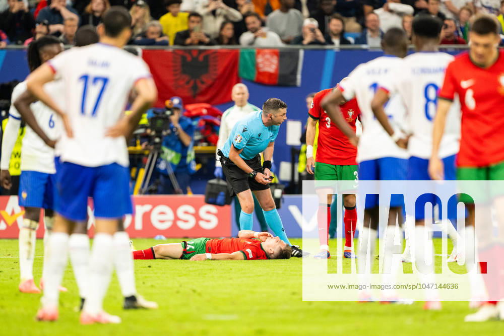 Portugal v France, UEFA EURO, EM, Europameisterschaft,Fussball 2024, Hamburg, Germany Hamburg, Germany. 05th, July 2024. Referee Michael Oliver seen during the UEFA Euro 2024 quarter final match between Portugal and France at Volksparkstadion in Hamburg. Hamburg Germany