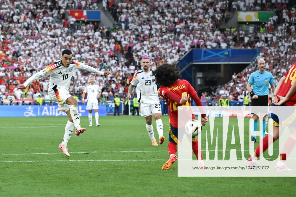 Jamal Musiala Germany , left , Marc Cucurella Spain gets the ball to his hand, referee Anthony Taylor, right , does not award a penalty 05 07 2024, European Football Championship 2024, Euro 2024, quarter-final Spain Germany 2 1 n V Stuttgart MHP Arena Germany Team2