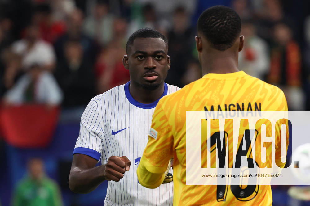 Volksparkstadion, Hamburg UEFA EURO 2024 Germany, quarter-final 5 July 2024 , Portugal France v l , Youssouf Fofana France claps goalkeeper, goalkeeper Mike Maignan France off