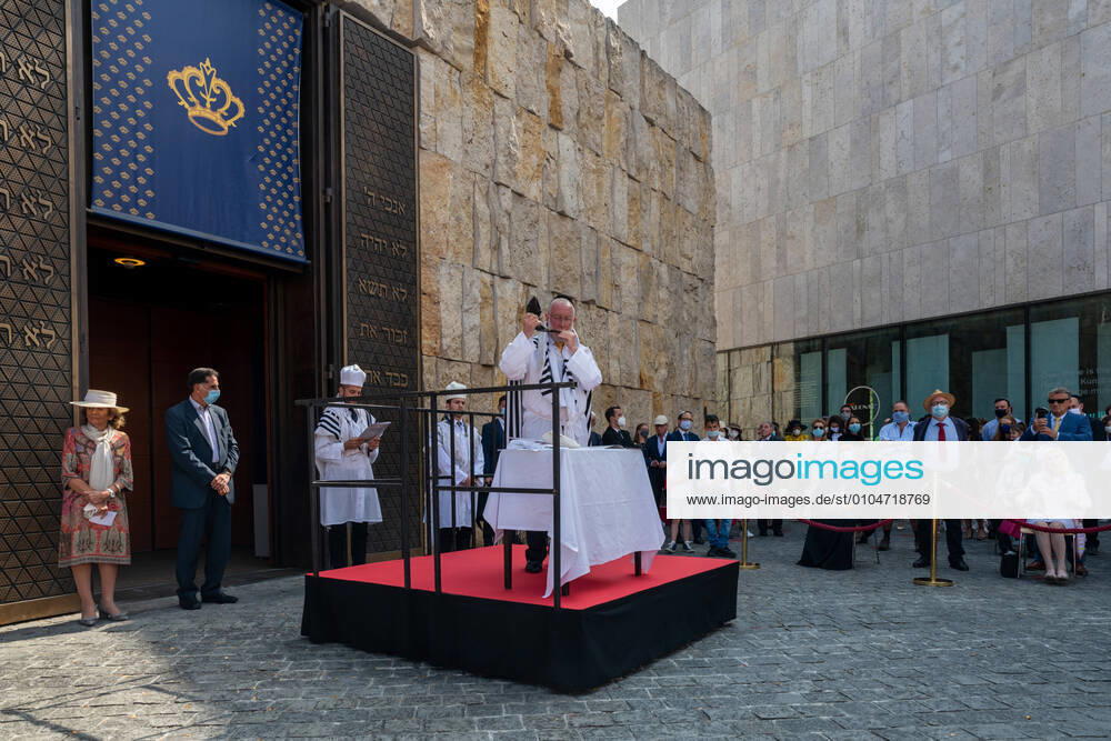 Shofar Bubbles at Rosh Hashanah Public Shofar Bubbles at Rosh Hashanah, the Jewish New Year in front of the entrance of the Munich Synagogue at St. Jakobs Square Dr h c Charlotte Knobloch speaks a greeting word Rabbi Shmuel Aharon Bodman blows the counterword Munich Germany ,