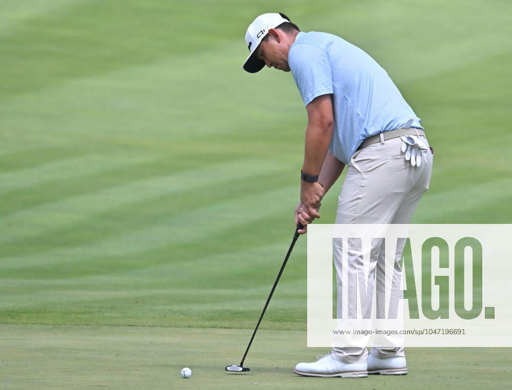 SILVIS, IL - JULY 06: Golfer Rico Hoey putts on the 1 green during the third round of the John Deere Golf PGA, Golf Herren Classic on July 06, 2024, at TPC Deere Run in Silvis IL. (Photo by Keith Gillett Icon Sportswire) GOLF: JUL 06 PGA John Deere Classic Icon24070676