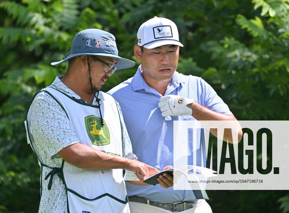SILVIS, IL - JULY 06: Golfer Chan Kim talks to his caddie before being off on the 2 hole during the third round of the John Deere Golf PGA, Golf Herren Classic on July 06, 2024, at TPC Deere Run in Silvis IL. (Photo by Keith Gillett Icon Sportswire) GOLF: JUL 06 PGA John Deere Classic Icon24070679