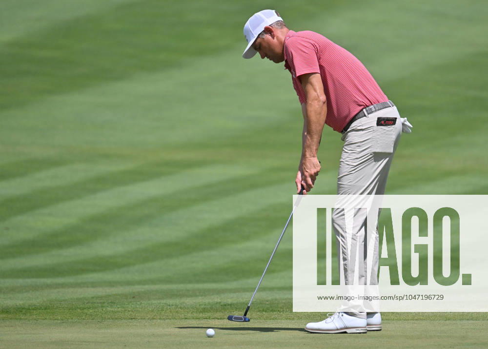 SILVIS, IL - JULY 06: Golfer Brendon Todd putts on the 1 green during the third round of the John Deere Golf PGA, Golf Herren Classic on July 06, 2024, at TPC Deere Run in Silvis IL. (Photo by Keith Gillett Icon Sportswire) GOLF: JUL 06 PGA John Deere Classic Icon24070684