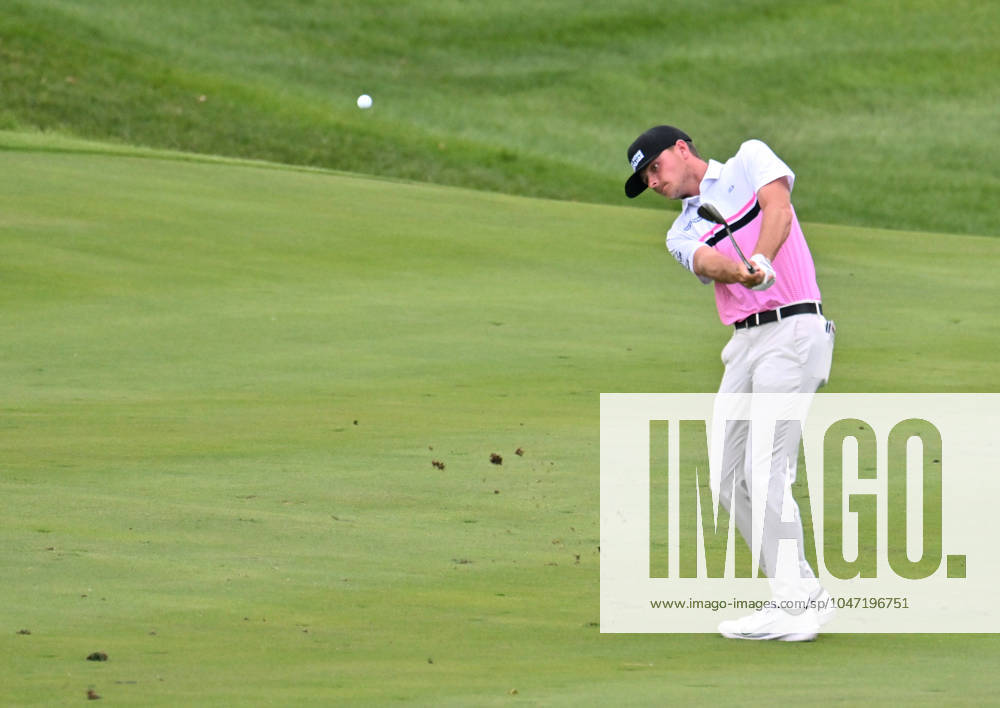 SILVIS, IL - JULY 06: Amateur golfer Luke Clanton hits onto the 1 green during the third round of the John Deere Golf PGA, Golf Herren Classic on July 06, 2024, at TPC Deere Run in Silvis IL. (Photo by Keith Gillett Icon Sportswire) GOLF: JUL 06 PGA John Deere Classic Icon24070689