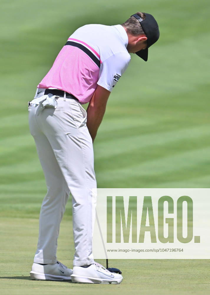 SILVIS, IL - JULY 06: Amateur golfer Luke Clanton putts on the 1 green during the third round of the John Deere Golf PGA, Golf Herren Classic on July 06, 2024, at TPC Deere Run in Silvis IL. (Photo by Keith Gillett Icon Sportswire) GOLF: JUL 06 PGA John Deere Classic Icon24070691