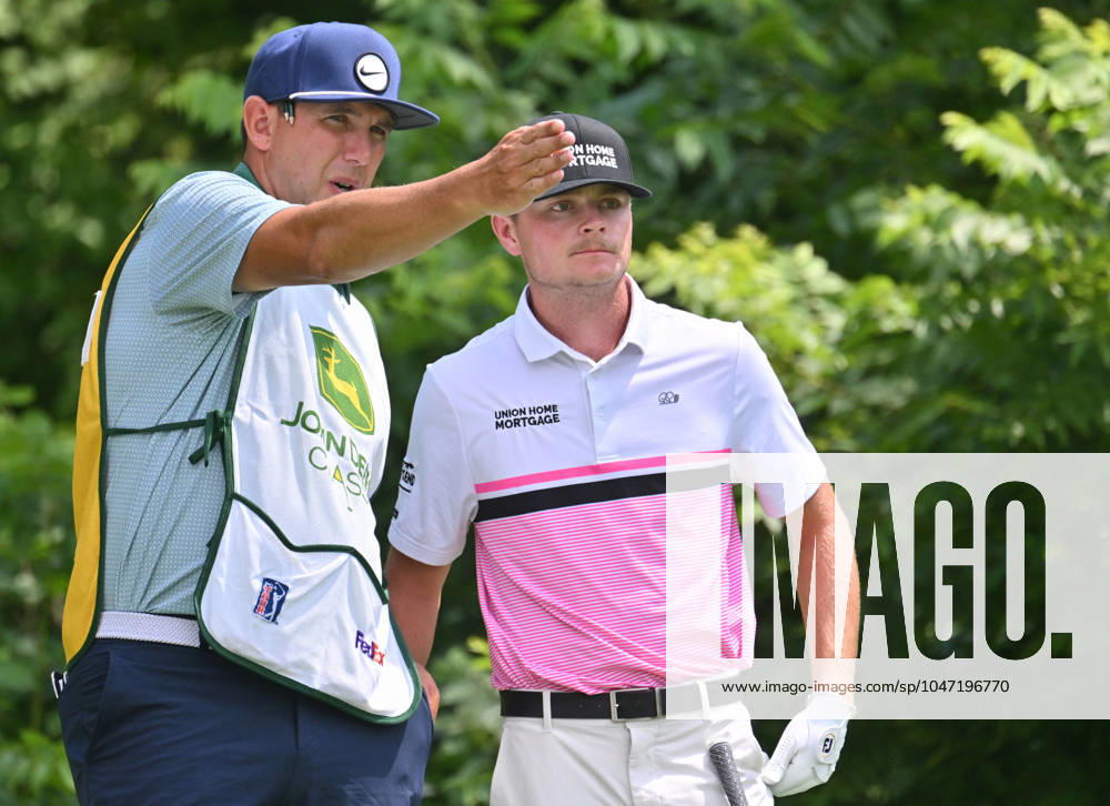 SILVIS, IL - JULY 06: Amateur golfer Luke Clanton listens as his caddie explains the best way to tee off on the 2 hole during the third round of the John Deere Golf PGA, Golf Herren Classic on July 06, 2024, at TPC Deere Run in Silvis IL. (Photo by Keith Gillett Icon Sportswire) GOLF: JUL 06 PGA John Deere Classic Icon24070692