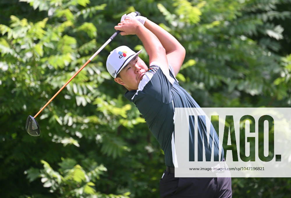 SILVIS, IL - JULY 06: Golfer Sunljae Im tees off on the 2 hole during the third round of the John Deere Golf PGA, Golf Herren Classic on July 06, 2024, at TPC Deere Run in Silvis IL. (Photo by Keith Gillett Icon Sportswire) GOLF: JUL 06 PGA John Deere Classic Icon24070694