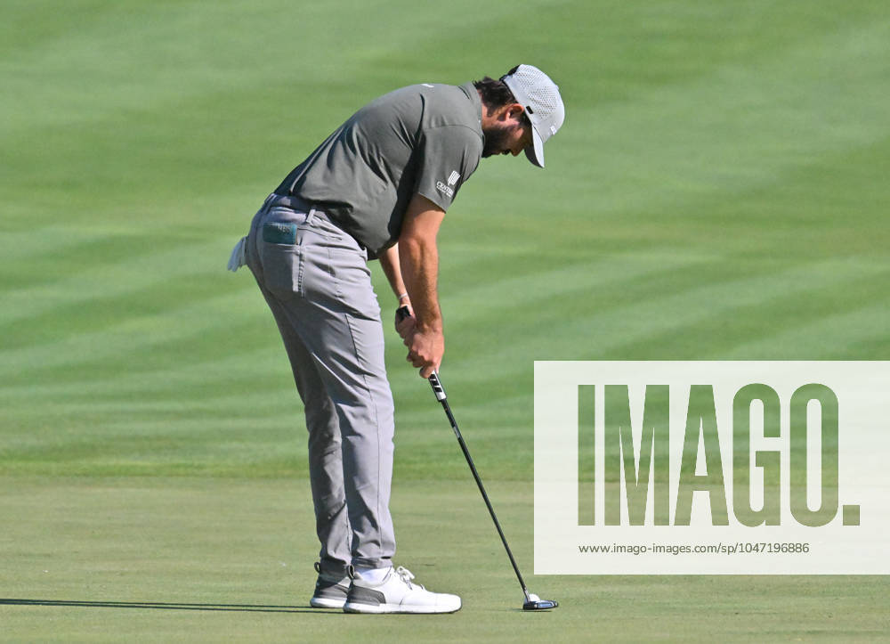 SILVIS, IL - JULY 06: Golfer Sam Ryder putts on the 1 green during the third round of the John Deere Golf PGA, Golf Herren Classic on July 06, 2024, at TPC Deere Run in Silvis IL. (Photo by Keith Gillett Icon Sportswire) GOLF: JUL 06 PGA John Deere Classic Icon24070601