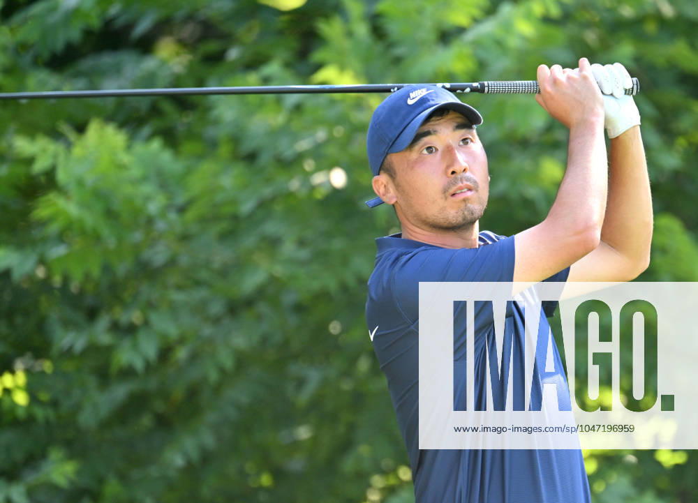 SILVIS, IL - JULY 06: Golfer Doug Ghim watches his ball after teeing off on the 2 hole during the third round of the John Deere Golf PGA, Golf Herren Classic on July 06, 2024, at TPC Deere Run in Silvis IL. (Photo by Keith Gillett Icon Sportswire) GOLF: JUL 06 PGA John Deere Classic Icon24070607