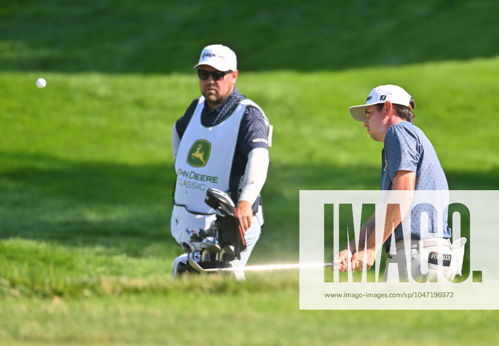 SILVIS, IL - JULY 06: Golfer J.T. Poston hits out of the rough onto the 1 green during the third round of the John Deere Golf PGA, Golf Herren Classic on July 06, 2024, at TPC Deere Run in Silvis IL. (Photo by Keith Gillett Icon Sportswire) GOLF: JUL 06 PGA John Deere Classic Icon24070609