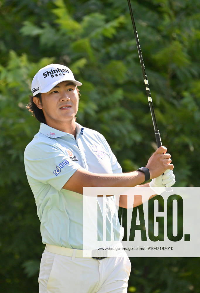 SILVIS, IL - JULY 06: Golfer j.T. Kim reacts as he watches his ball after teeing off on the 32 hole during the third round of the John Deere Golf PGA, Golf Herren Classic on July 06, 2024, at TPC Deere Run in Silvis IL. (Photo by Keith Gillett Icon Sportswire) GOLF: JUL 06 PGA John Deere Classic Icon24070613
