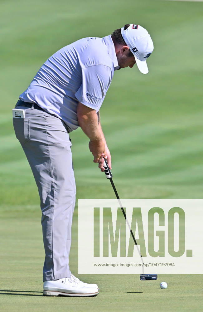 SILVIS, IL - JULY 06: Golfer Ben Taylor putts on the 1 green during the third round of the John Deere Golf PGA, Golf Herren Classic on July 06, 2024, at TPC Deere Run in Silvis IL. (Photo by Keith Gillett Icon Sportswire) GOLF: JUL 06 PGA John Deere Classic Icon24070622