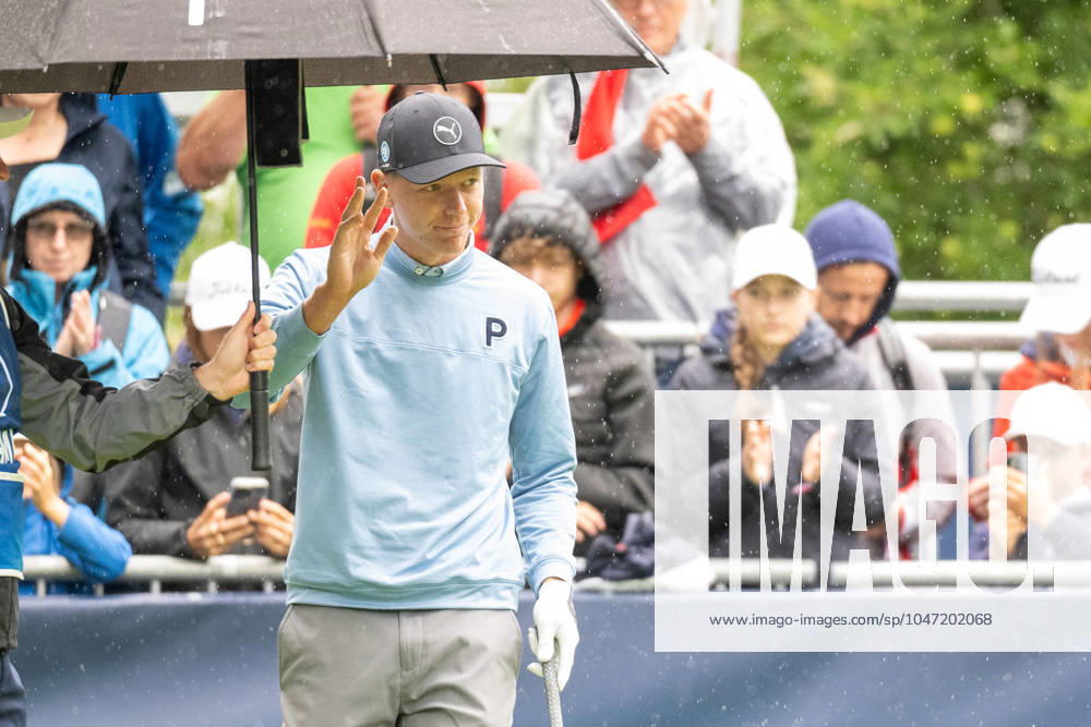 Matti Schmid greets the fans, BMW International Open 2024, Golf, 07 07 2024 Munich Bavaria Germany